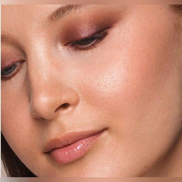 Jouer Cosmetics Paris Lights Eye Paint Liquid Eyeshadow in desir metallic plum - Picture 3 of 6